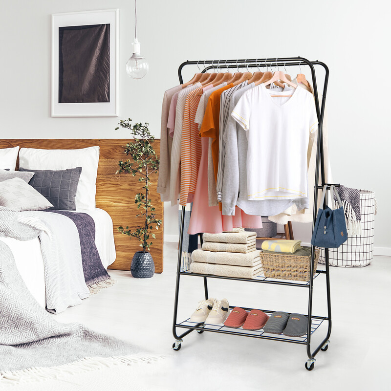Klädställning på hjul med två klädstänger, hyllor och krokar för mångsidig förvaring