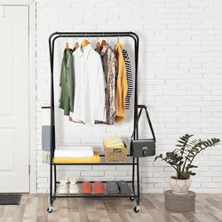 Klädställning på hjul med två klädstänger, hyllor och krokar för mångsidig förvaring