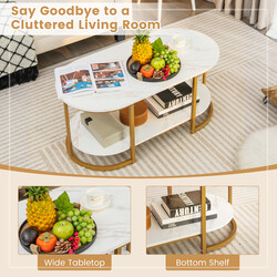 Soffbord i vit marmor med guldig metallram och praktisk förvaring