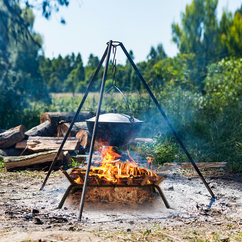 Robust vedhållare i smidesjärn med värmebeständig yta för inomhus- och utomhusbruk 46 cm