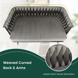 Grå tvåsitssoffa i sammet med ergonomisk design och avtagbara kuddöverdrag