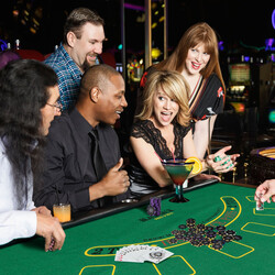 Pokerset med 600 spelmarker och svart aluminiumväska för en autentisk casinoupplevelse hemma