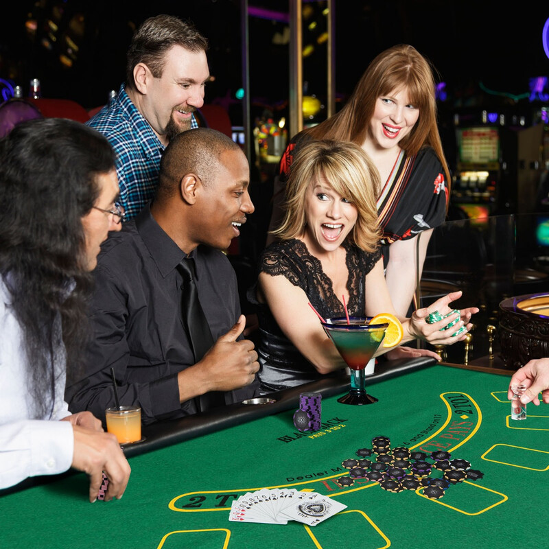 Pokerset med 600 spelmarker och svart aluminiumväska för en autentisk casinoupplevelse hemma