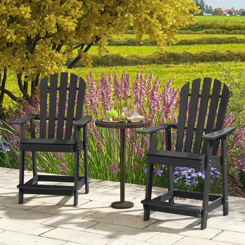 Svart väderbeständig barstol med armstöd och fotstöd för utomhusbruk