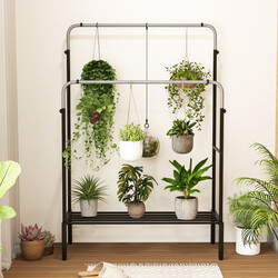 Dubbel klädställning med justerbara stänger och rymlig förvaring i svart och silver