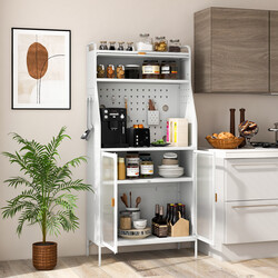 Vitt köksskåp med justerbar hylla och krokvägg för praktisk förvaring