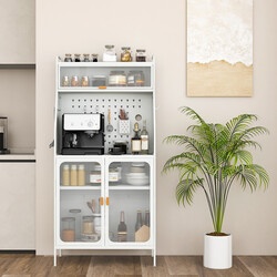 Vitt köksskåp med justerbar hylla och krokvägg för praktisk förvaring