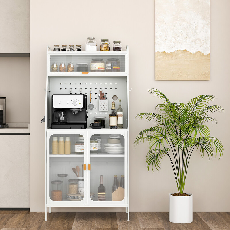 Vitt köksskåp med justerbar hylla och krokvägg för praktisk förvaring