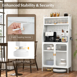 Vitt köksskåp med justerbar hylla och krokvägg för praktisk förvaring