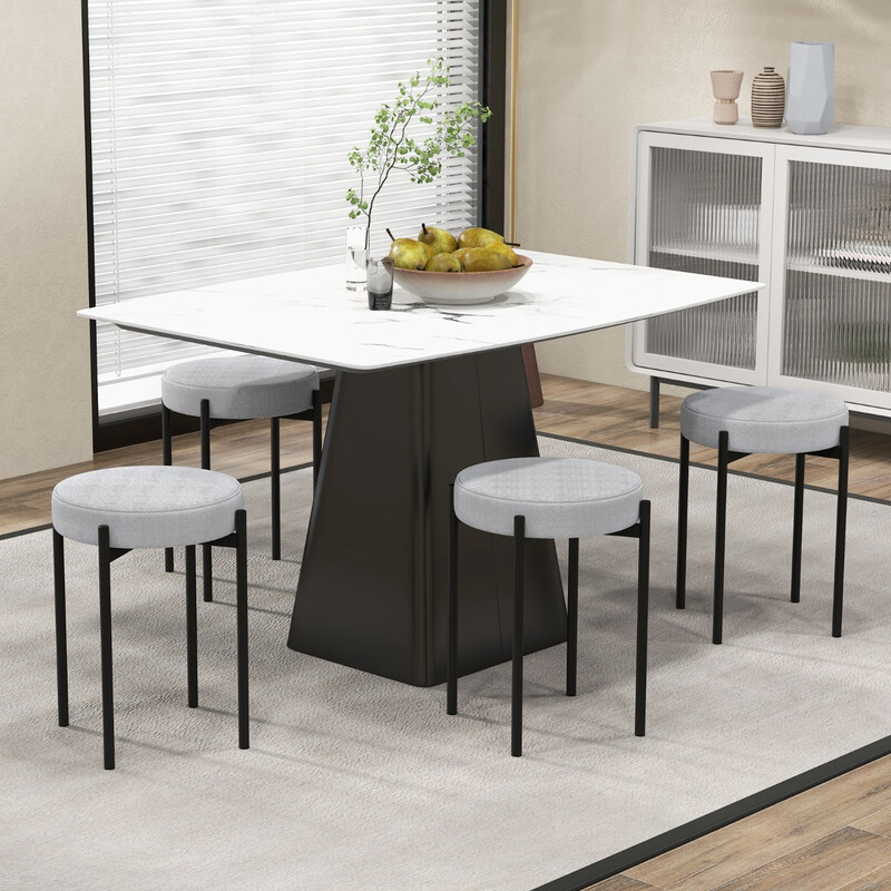 Ljusgråa stapelbara köksstolar 4-pack med metallben och bekväm klädsel