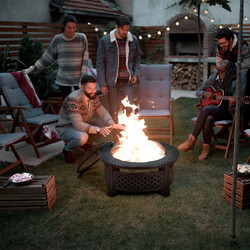 Eldstad 81 cm med grillgaller, gnistskydd och poker i svart stål för utomhusbruk