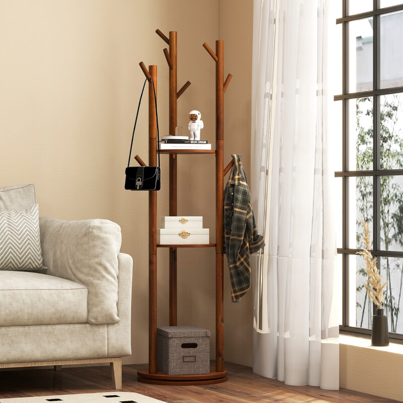 Roterande klädställning i valnöt med hyllor och krokar för praktisk förvaring