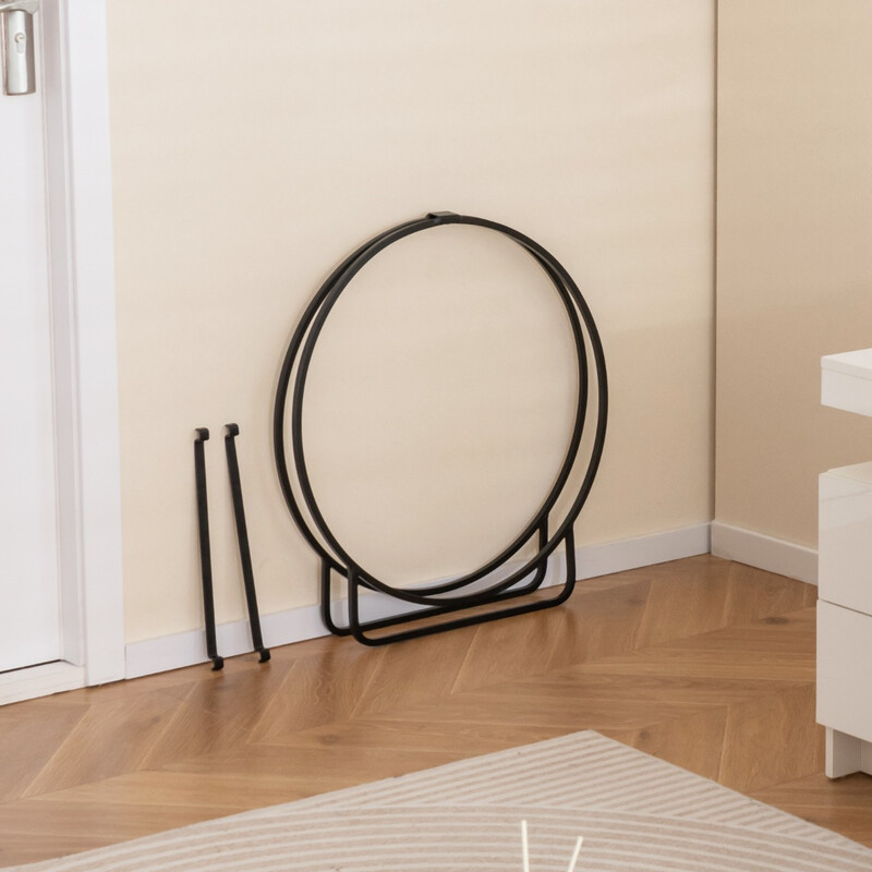 Kraftig och stilren vedhållare i metall med hög bärkapacitet för inomhus- och utomhusbruk