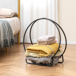 Kraftig och stilren vedhållare i metall med hög bärkapacitet för inomhus- och utomhusbruk