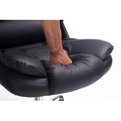 Elegant justerbar kontorsstol med konstläder och gungfunktion