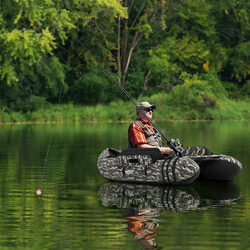 Uppblåsbar fiskeflotte med justerbart ryggstöd och spöhållare 135 x 109 x 54 cm kamouflage