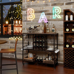 Rustik serveringsvagn med hjul, glashållare, vinförvaring och krokar i brun design