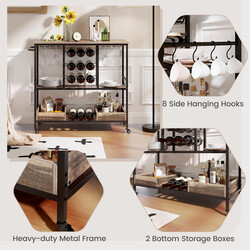 Rustik serveringsvagn med hjul, glashållare, vinförvaring och krokar i brun design