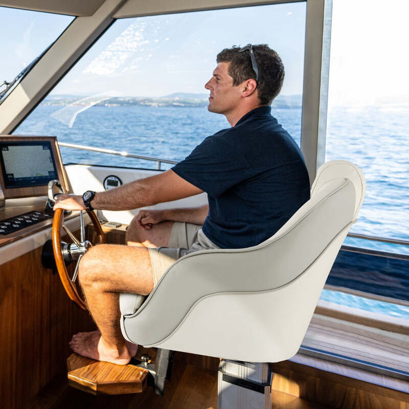 Vadderad båtstol med vattentätt PVC-läder och tjock skumvaddering i vit färg