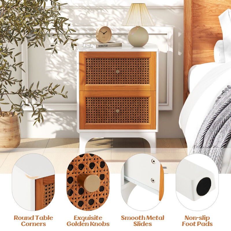 Sängbord i rotting med två lådor och massiva träben, vit och brun