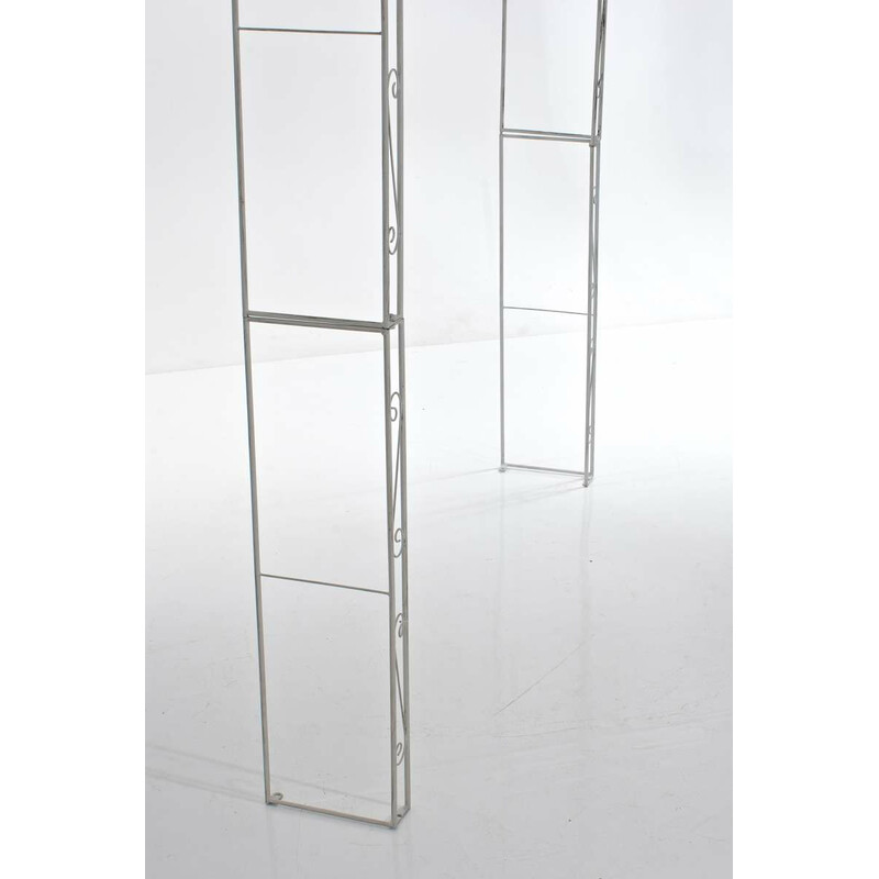 Elegant rosenbåge i pulverlackerat järn för klätterväxter