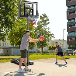 Höj- och sänkbar basketställning för utomhusbruk med stabil bas och hjul