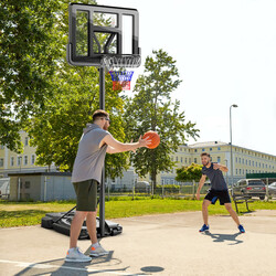 Höj- och sänkbar basketställning för utomhusbruk med stabil bas och hjul