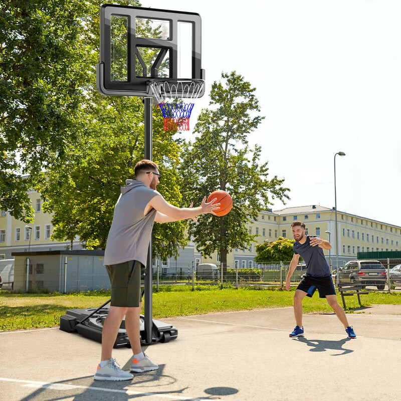 Höj- och sänkbar basketställning för utomhusbruk med stabil bas och hjul