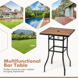 Kvadratiskt balkongbord i träimitation med parasollhål för utomhusbruk