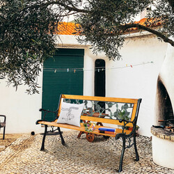 Trädgårdsbänk i gjutjärn och furu för tre personer med ergonomisk design