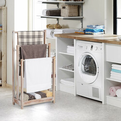 Fristående handduksställ i trä med tre stänger och förvaringshylla brun