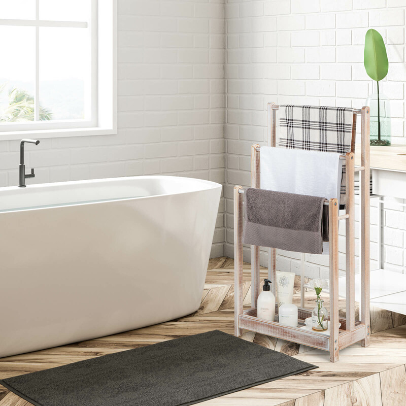Fristående handduksställ i trä med tre stänger och förvaringshylla brun