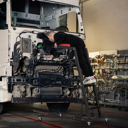 Hopfällbar arbetsbänk med justerbar höjd och vinkel för fordonsunderhåll och reparationer