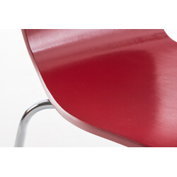 Stapelbar besöksstol med ergonomisk sits och modern design