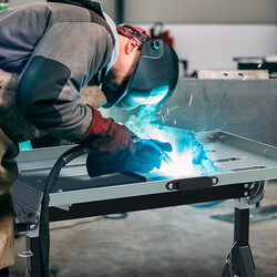 Hopfällbart mobilt svetsbord med justerbar höjd och lutning för professionellt bruk