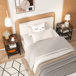 Trebent sängbord med metallram och två nätshyllor i industriell design