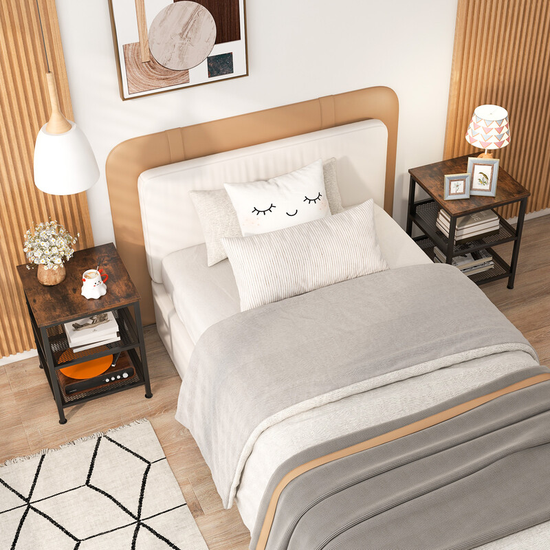 Trebent sängbord med metallram och två nätshyllor i industriell design