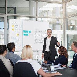 Dubbelsidig mobil whiteboard med justerbar höjd och magnetisk yta 120 x 90 cm