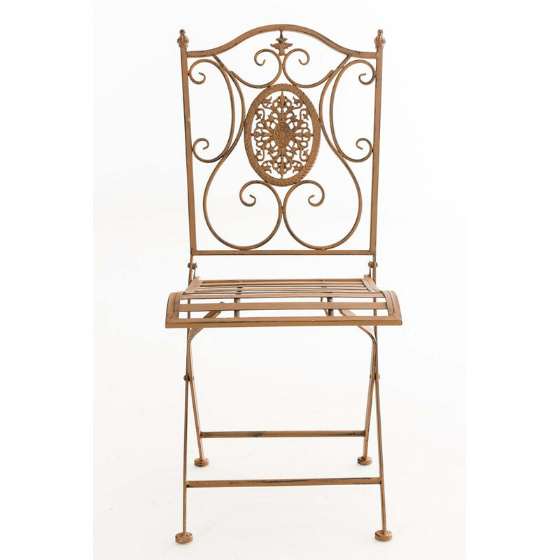 Fällbar järnstol med antikpatina och nostalgiska dekorationer