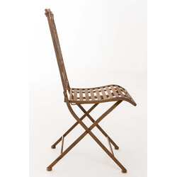 Fällbar järnstol med antikpatina och nostalgiska dekorationer