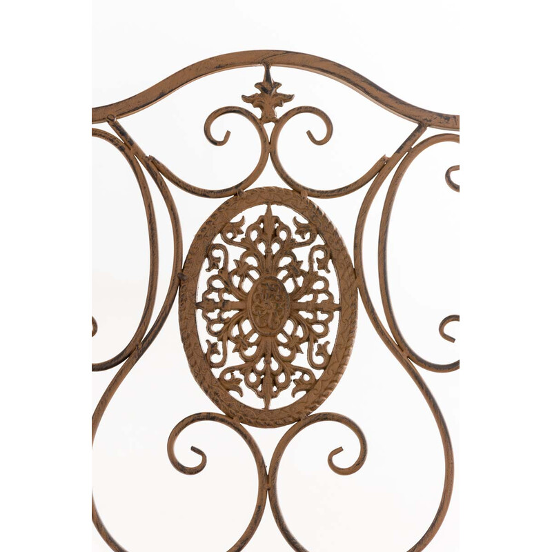 Fällbar järnstol med antikpatina och nostalgiska dekorationer