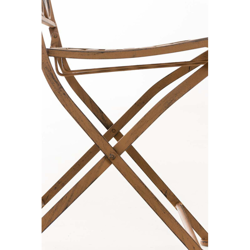 Fällbar järnstol med antikpatina och nostalgiska dekorationer