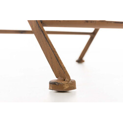 Fällbar järnstol med antikpatina och nostalgiska dekorationer