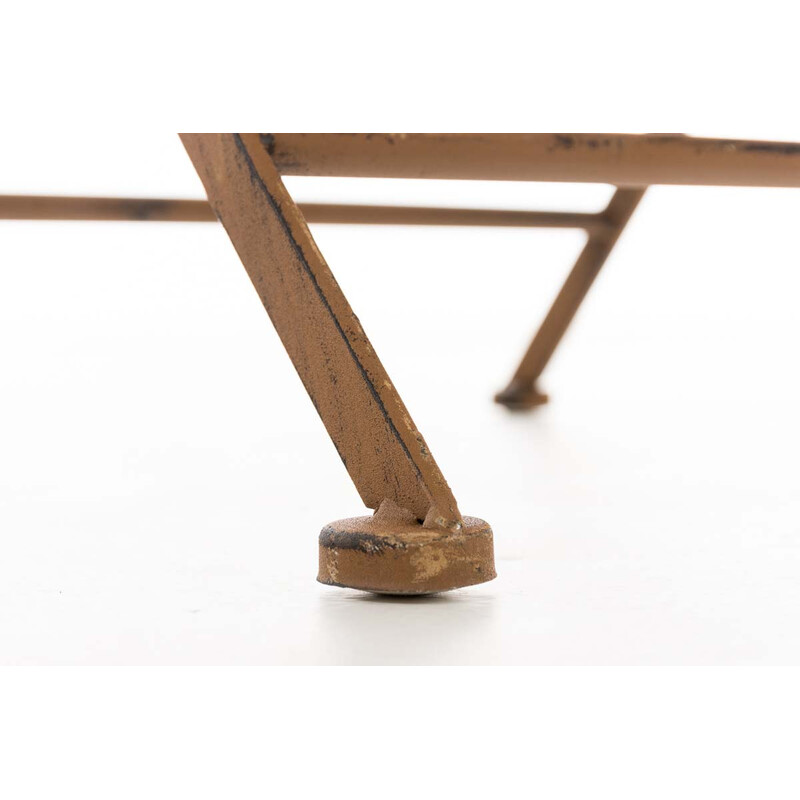 Fällbar järnstol med antikpatina och nostalgiska dekorationer