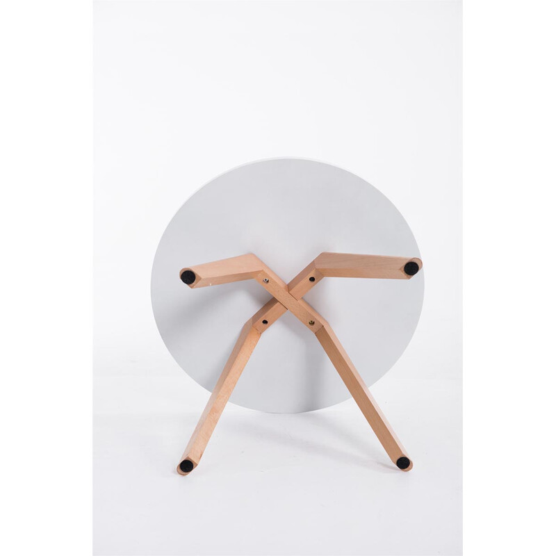 Elegant runt bord med träben och golvskydd