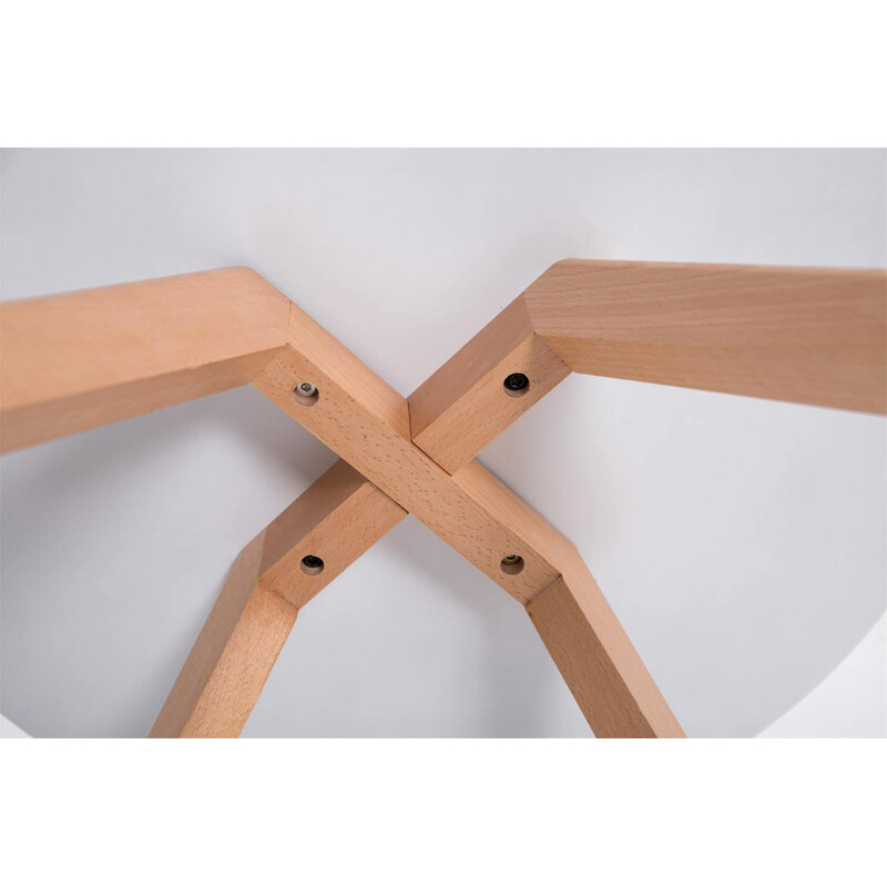 Elegant runt bord med träben och golvskydd