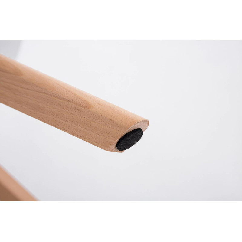 Elegant runt bord med träben och golvskydd