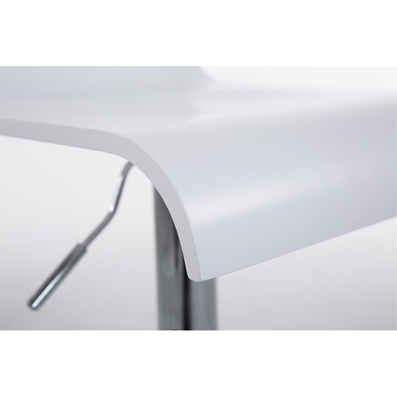 Elegant justerbar barstol i trä med kromad stomme