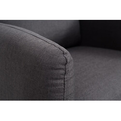 Romantisk fåtölj med bekväm stoppning och eleganta träben