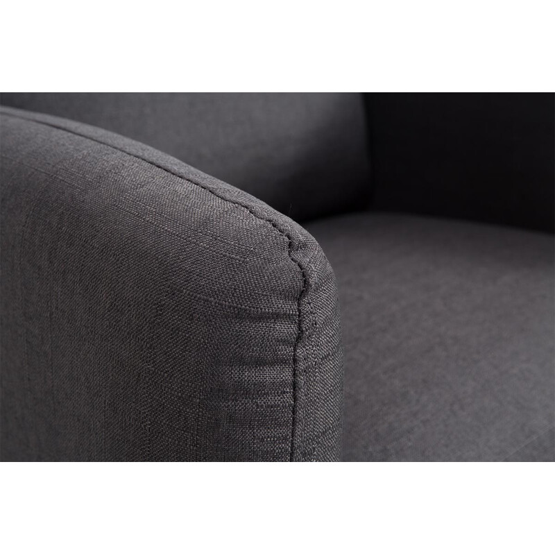 Romantisk fåtölj med bekväm stoppning och eleganta träben